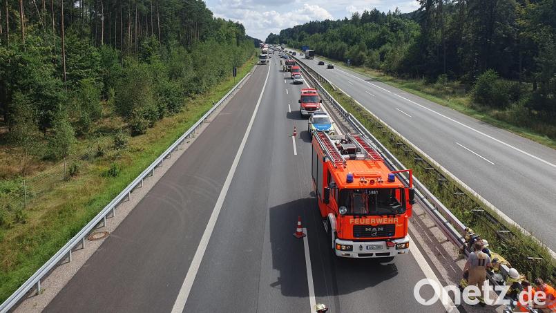 Die A93 war nach einem Unfall bei Schwandorf in Fahrtrichtung Weiden gesperrt. Bild: Hösamer