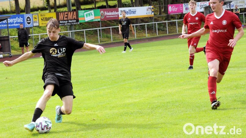 Andreas Bäuml (links) und der FC Tirschenreuth machten mit dem 3:0-Sieg bei der SpVgg Wiesau (rote Trikots) den Fehltritt zwei Tage zuvor gegen Selb zumindest halbwegs wieder wett. Bild: heh