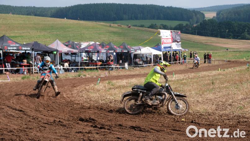 Ein bisschen Grand Prix-Atmosphäre herrschte beim 24-Stunden-Mofa-Rennen im beschaulichen Feilersdorf (Gemeinde Trabitz). Bild: do