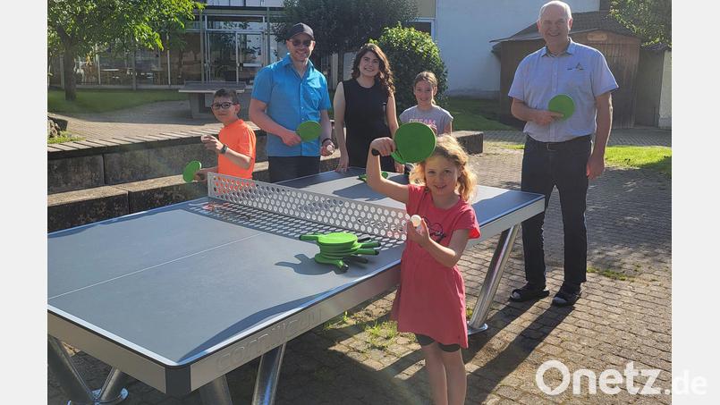 Schüler und Schülerinnen der Grundschule Floß, Stefan Eckert als Mitglied des Elternbeirates, Julia Reiter als Vertreterin der Firma Nexans und Schulleiter Herbert Kraus an der neuen Tischtennisplatte. Bild: Bernd Volkmer
