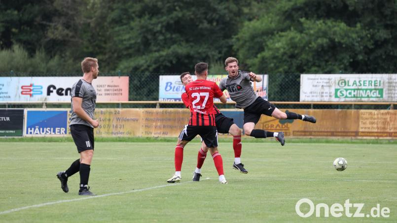 In einem umkämpften Ortsderby trennten sich der FC Luhe-Markt (graue Trikots) und der SC Luhe-Wildenau II mit 2:2. Bild: Dieter Jäschke