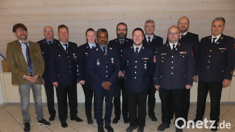 Bürgermeister Wolfgang Haberberger (links), KBI Wolfgang Schwarz, Landrat Andreas Meier und KBM Jürgen Heider (von rechts) gratulieren den Trägern des Feuerwehr-Ehrenzeichens (von links): erste Reihe: Antony Frazier und Jörg Schläger; zweite Reihe: Jürgen Gebhardt, Martin Kreuzer, Barbara Tschierschnitz, Markus Ohla und Martin Kreuzer. Bild: rn