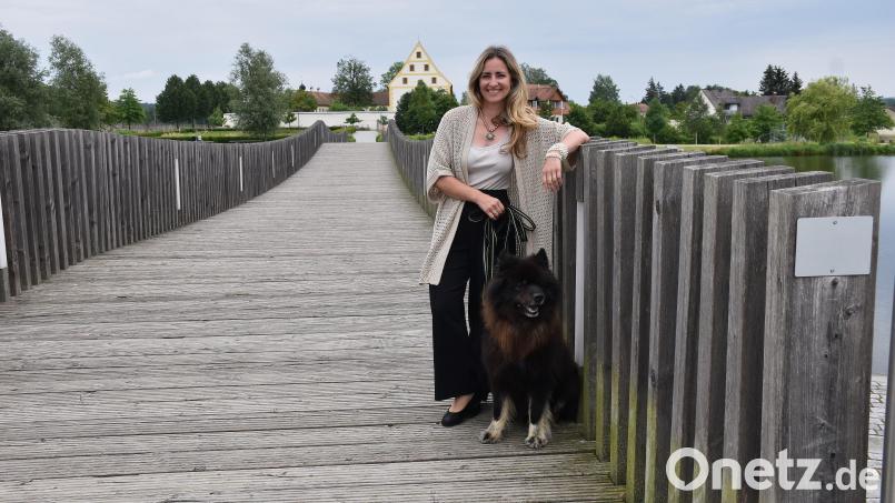 Janka Hannemann-Mathes, hier mit ihrem Hund Antares auf der Max-Gleißner-Brücke, hat den Vorsitz des Tirschenreuther Stadtmarketings übernommen. Bild: ubb
