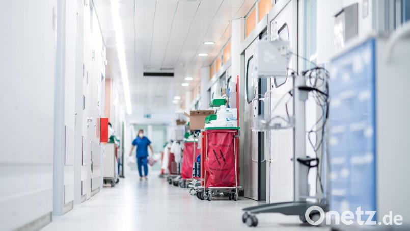 Im Gesundheitswesen – hier der Blick in eine Intensivstation – werden weiter Mitarbeiter gesucht. Symbolbild: Fabian Strauch/dpa