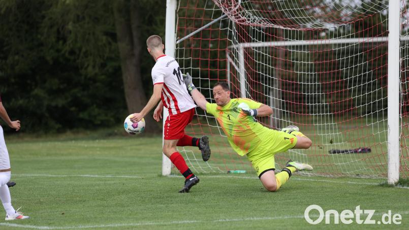 Der Rothenstädter Dominik Prem taucht gefährlich vor DJK-Torwart Daniel Hecht auf. Im Derby zwischen dem VfB Rothenstadt und der DJK Weiden fielen keine Tore. Bild: Dieter Jäschke