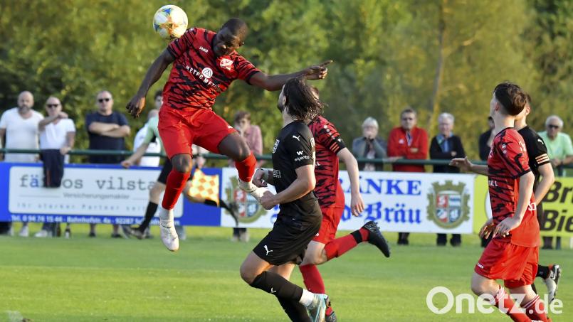 Der Ausgleichstreffer des SV Schmidmühlen zum 2:2: Adrian Robinson (links) steigt am höchsten und kann Torhüter Ben Lontke vom 1. FC Rieden überwinden. Calvin Morin (Zweiter von links) vom 1. FC Rieden kommt zu spät. Bild: Hubert Ziegler