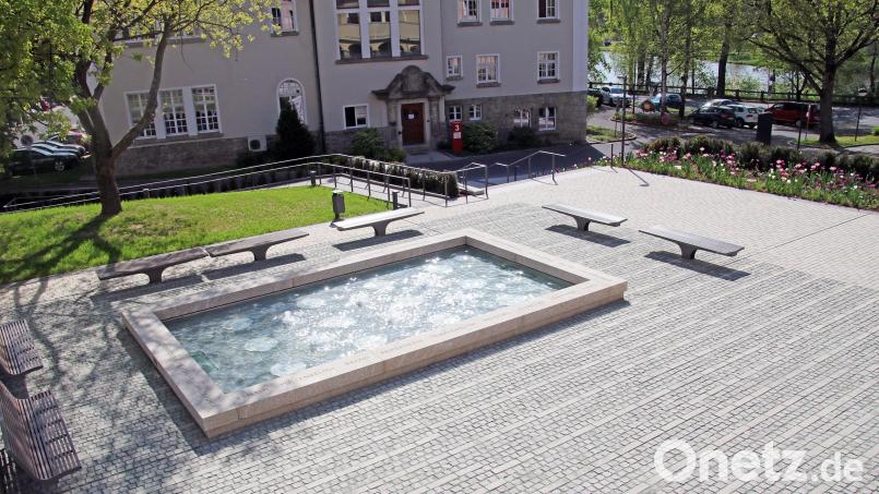 Der Innenhof des Landratsamtes wurde unter Einbeziehung alten Baumaterials umgestaltet und mit einem Brunnen aufgewertet. Archivbild: Fabian Polster/Landratsamt Tirschenreuth