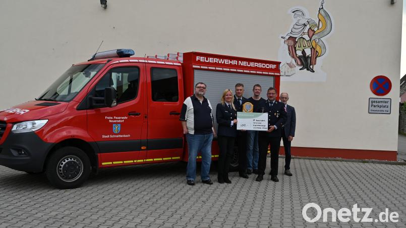 Von links: Manfred Kick, Beirat BWE, Nadja Heindl, Kassiererin, Thomas Sehr, 2. Vorsitzender mit neuem 
Defibrillator, Franz Kummer, Beirat BWE, Christian Heindl, 1. Vorsitzender und Johann Pilarski, Beirat BWE. Bild: Manfred Kick