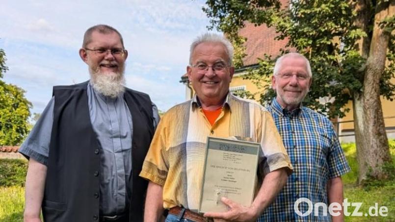 Bei Norbert Höfer (Mitte) bedankten sich Pfarrer Robert Ploß (links) und Chorleiter Karl-Heinz Brand für seine langjährige Treue und sein Engagement im Ensemble Bild: Sabine Schaller/exb