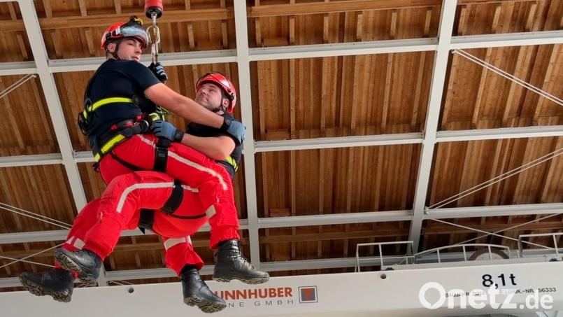 Die Höhenrettungsgruppe der Berufsfeuerwehr Regensburg trainiert einmal im Jahr im Bergwacht-Zentrum für Sicherheit und Ausbildung Bad Tölz. Mit dabei: Andreas Kraus (links) aus Mitterteich. Bild: Heike Unger