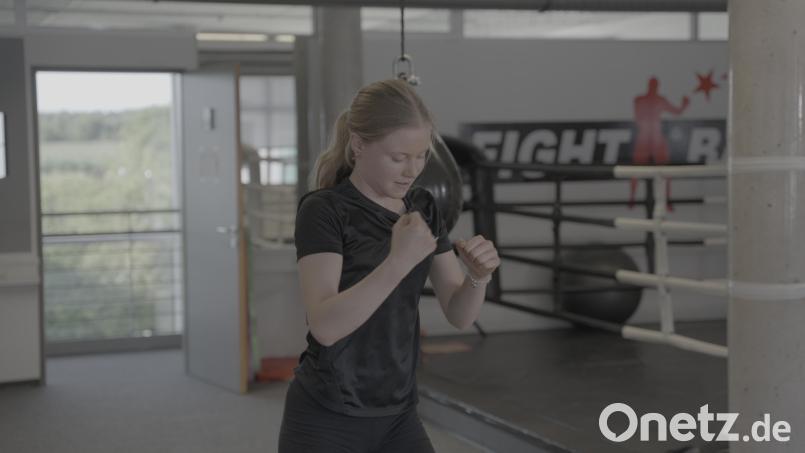 Luftboxen als Aufwärmübung beim Boxtraining. Bild: Jakob Graf