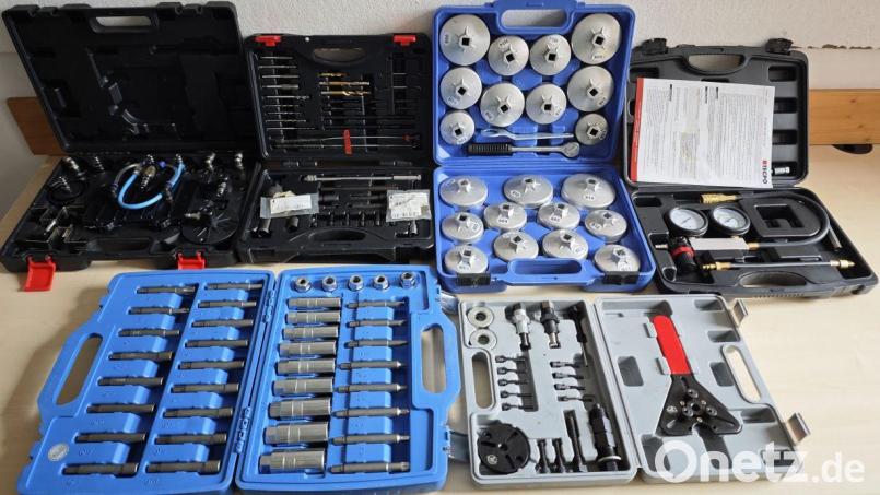 Die Amberger Polizei sucht den oder die Besitzer dieser Werkzeugkoffer: Die Ermittler vermuten, dass diese gestohlen wurden. Bild: Polizeiinspektion Amberg