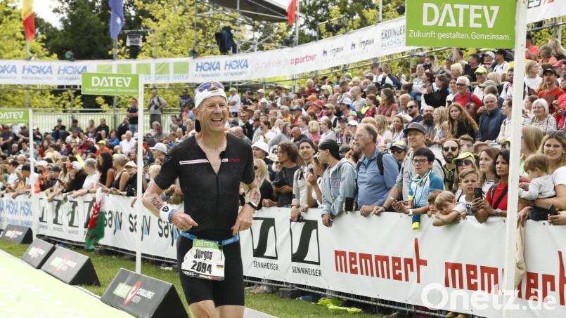 Nach 10 Stunden und 47 Minuten überquert Jürgen Übler die Ziellinie bei der Challenge Roth. Bild: Nikola Übler
