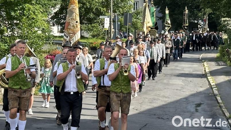 Den Festzug zur Schützenhalle führten die Mehlmeiseler Dorfmusikanten an. Dahinter reihten sich alle Vereine des Schützengaues Armesberg sowie Gemeinschaften aus dem Ort und der Umgebung ein. Bild: gis