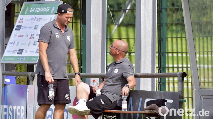 Kai Hempel (links) und Markus Kipry, des Trainergespann des Fußball-Bayernligisten DJK Gebenbach, hat nach dem Fehlstart in die Saison erhöhten Gesprächsbedarf. Bild: Hubert Ziegler