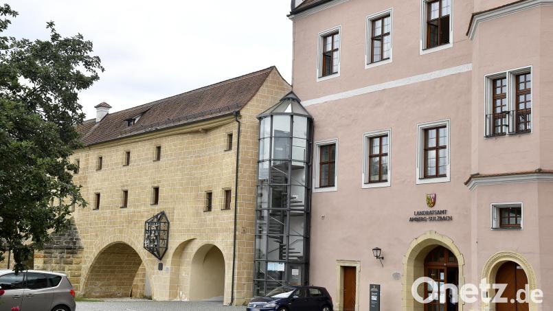 Das Landratsamt Amberg-Sulzbach ist ab Freitag, 9. August, ohne Strom. Das hat vor allem Auswirkungen auf den Online-Verkehr. Bild: Petra Hartl
