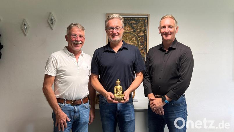 Spendenübergabe der Firma Vogt an den Verein &quot;Licht für Kinder&quot; (von links): Peter Meckler (Vorsitzender von &quot;Licht für Kinder&quot;), Gerald Vogt und Adrian Mose (Spendenmanager von &quot;Licht für Kinder“). Bild: Verein Licht für Kinder