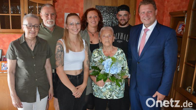 Jubilarin Ingeborg Domke (Dritte von rechts) zusammen mit (von links) Tochter Elke und Schwiegersohn Helmut, Urenkelin Nina-Marie, Enkelin Anja und Urenkel Bastian sowie (rechts) Bürgermeister Stefan Grillmeier. Bild: jr