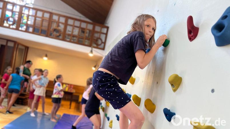 Die Kinder auf dem Learning Campus brauchen keine Handys. Sie haben Spaß am Klettern. Bild: Gabi Schönberger