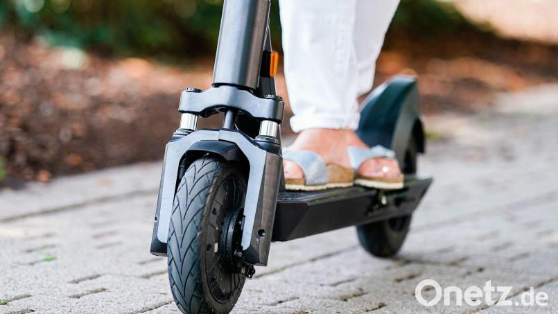 Eine 61-Jährige ist am Montagabend mit ihrem E-Scooter gestürzt und musste im Krankenhaus behandelt werden. Symbolbild: Uwe Anspach/dpa/Symbolbild