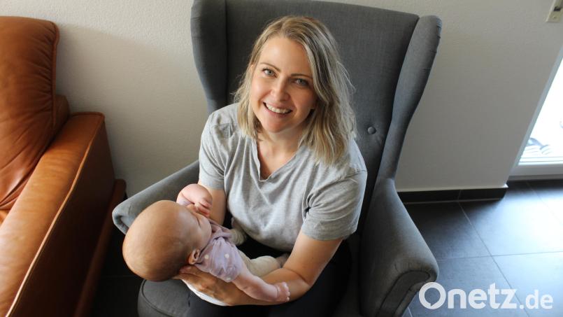 Andrea Vogel und ihre jüngste Tochter, die fünf Monate alte Eni. Für die 38-Jährige aus Kümmersbruck war es aufgrund ihrer Endometriose-Erkrankung alles andere als einfach, schwanger zu werden. Bild: Jennifer Battaglia