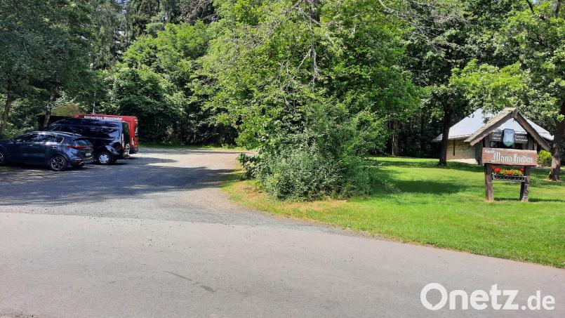 Der Parkplatz bei der Kapelle Maria Frieden soll optisch aufgewertet werden. Eine Asphaltierung ist laut Bürgermeister Wolfgang Braun aber nicht vorgesehen. Bild: kro