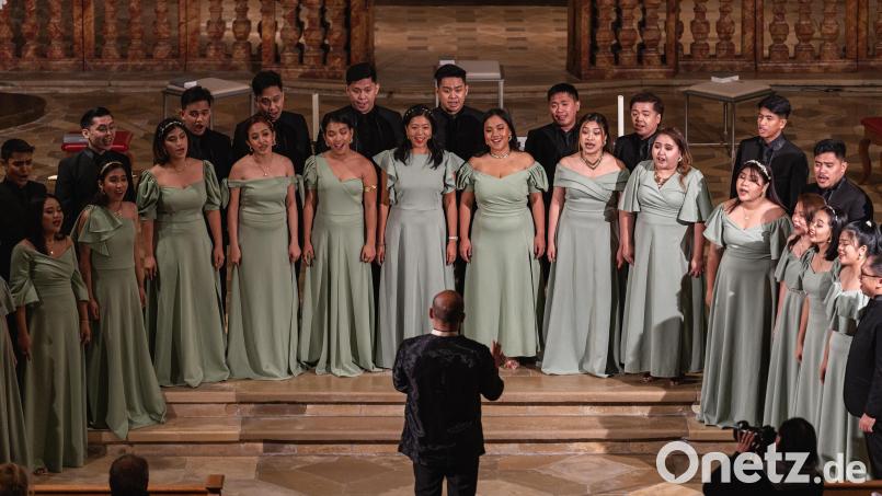 Der Chor Los Cantates des Manila tritt am Donnerstag, 8. August, in der Nabburger Marienkirche auf. Die Sänger wissen dabei auch um ihre Rolle als &quot;Botschafter&quot; der Philippinen. Bild: Los Cantates de Manila