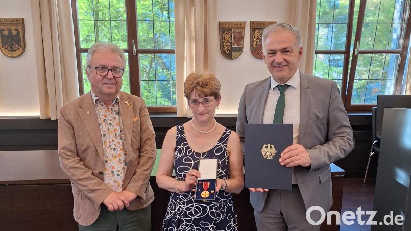 Landrat Roland Grillmeier (rechts) und Wiesaus Bürgermeister Toni Dutz (links) übergaben im Namen von Bundespräsident Frank-Walter Steinmeier den Verdienstorden an Petra Zanner. Bild: Landratsamt Tirschenreuth/exb