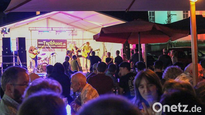 Statt den Lokalmatadoren von der Band Treibhauz beim letzten Bürgerfest (Bild) sorgen diesmal die Musiker von Charivari in Krummennaab für Stimmung. Archivbild: nza