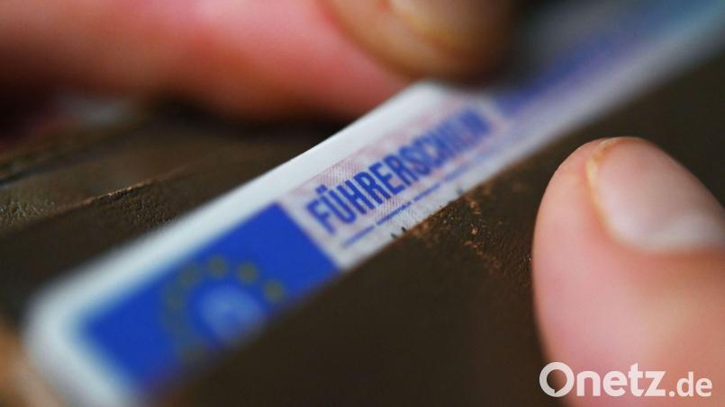An der Kontrollstelle der Grenzpolizei bei Waidhaus konnte der 23-Jährige nur einen Führerschein der Klasse B vorweisen. Für den Transport von elf Personen hätte er jedoch die Führerscheinklasse D gebraucht. Symbolbild: Marijan Murat/dpa