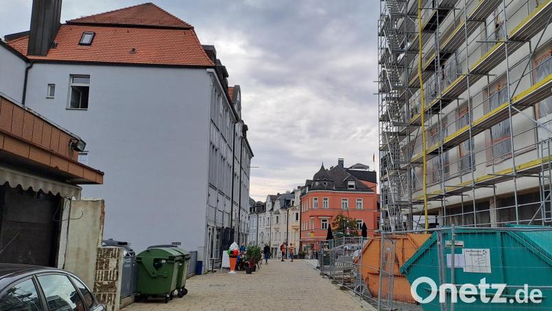 Außer zwei Mini-Bäumchen vor der neuen Eisdiele grünt und blüht nichts in der rundum erneuerten Marktredwitzer Lindenstraße. Bild: Brigitte Gschwendtner /fph
