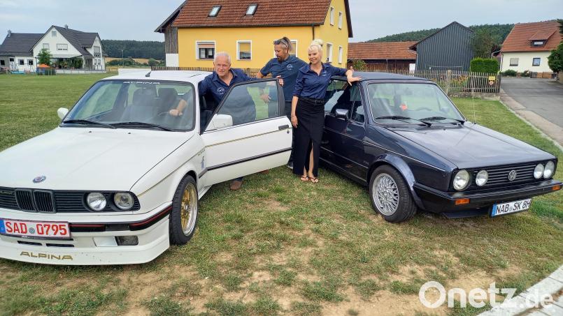 Feuer und Flamme für &quot;Altes Blech&quot; sind (von links) die Gründungsmitglieder des neuen Oldtimer-Vereins (von links) Alexander Schärtl, Bernd Hoyer und Katja Schmal, hier mit einem liebevoll gepflegten BMW- und Golf-Modell. Bild: bl