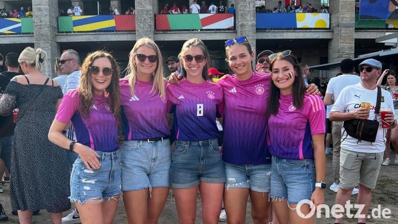 Bei den Spielerinnen des TSV Theuern kommt das pink-lilafarbene Trikot gut an. Lena Götz, Sabrina Walter, Miriam Geitner, Susanne Stich und Marie Karpf (von links) trugen es beim Achtelfinale Schweiz gegen Italien in Berlin. Bild: Bernhard Müller