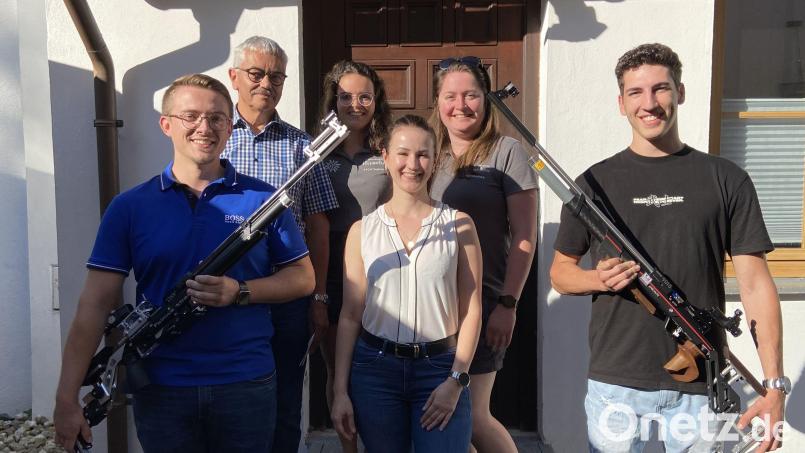 Das erfolgreiche Sportschützenteam von Edelweiß Hirschau: (von links) Sebastian Grabowski, 1. Schützenmeister Günter Heidl, Sonja Groth, Franziska Kräckl, Athina Kraus und Jacob Schwab. Bild: vt