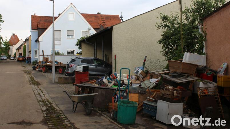 Die Aufräumarbeiten dauern auch fünf Tage nach der Flut noch an. Im Oberen Marktgraben sind die Schäden noch deutlich zu erkennen. Die Betroffenen ärgern sich über Schaulustige, die am Sonntag durch die Straße zogen. Bild: Jennifer Battaglia