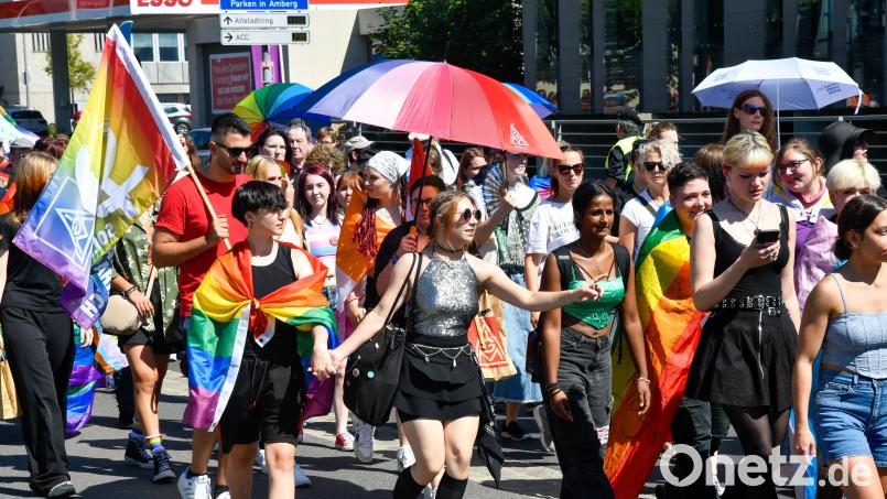 Der Christopher Street Day (CSD) in Amberg 2023. Auch in diesem Jahr wird am 17. Augusten eine kunterbunte Karawane durch die Stadt ziehen. Bild: Petra Hartl