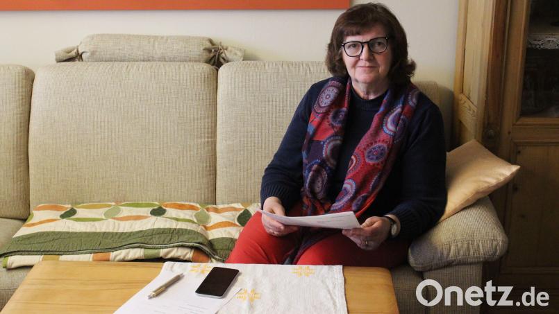 Doris Müller in ihrem Zuhause. Wenn sie Rufbereitschaft hat, liegt ihr Handy immer griffbereit. Bild: J. Battaglia