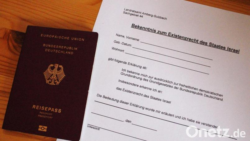 Das Landratsamt Amberg-Sulzbach wollte für die Einbürgerung ein ganz spezielles Formular unterzeichnet haben. Bild: Jennifer Battaglia