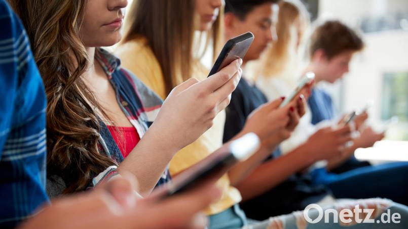 Der Blick aufs Smartphone kann zur Sucht werden. Bild: Monkey Business /stock.adobe.com