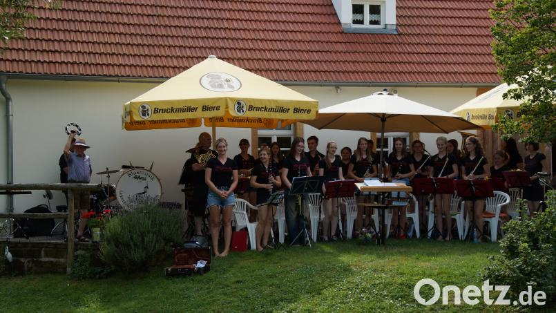 Nach einem sehr gelungenen Auftritt lassen sich die Gebenbacher Nachwuchsmusiker mit ihrer Dirigentin Angelika Schöpf (links) mit einem kräftigen Applaus feiern. Bild: swo