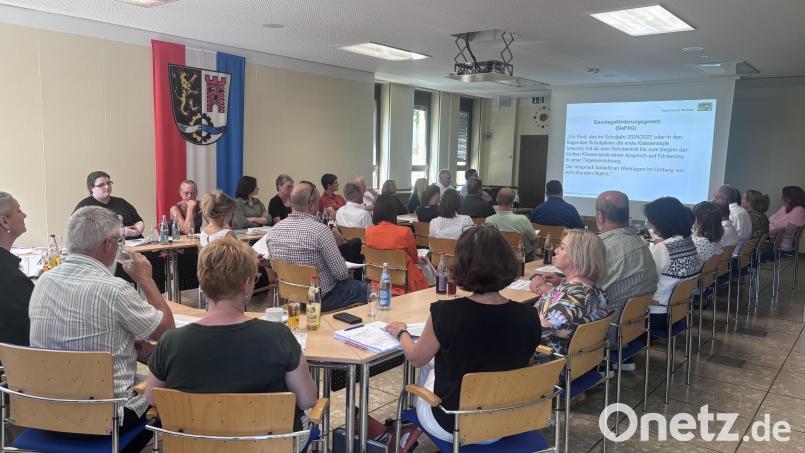 Die Informationsveranstaltung zur Ganztagsbetreuung stößt auf breites Interesse. Bild: Natalie Schießl, Landratsamt Schwandorf/exb