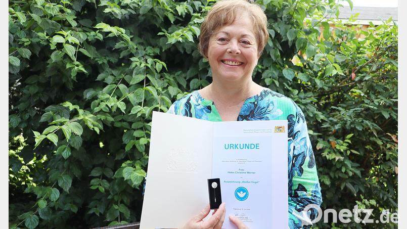 Helen Werner zeigt die Auszeichnung „Weißer Engel“ samt der zugehörigen Urkunde. Bild: gru