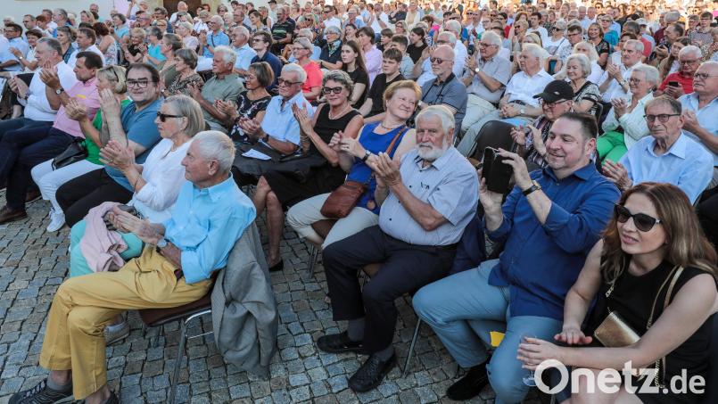 Ganz schön was los war am Dienstagabend, 6. August, beim Konzert des Bayerischen Landesjugendorchesters. Hunderte Besucher wollten die Jungmusiker hören und sehen – und die begeisterten ihr Publikum auf ganzer Linie. Bild: Wolfgang Steinbacher
