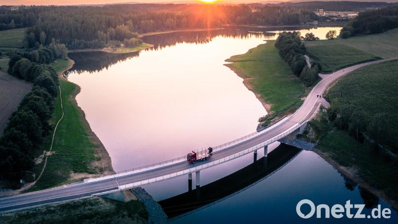 Zwar fließt der Verkehr wieder über die Brücke des Liebensteiner Stausees, doch bis dort wieder normaler Angelbetrieb herrscht, wird es noch bis nächstes Jahr dauern. Bild: Matthias Kunz/exb