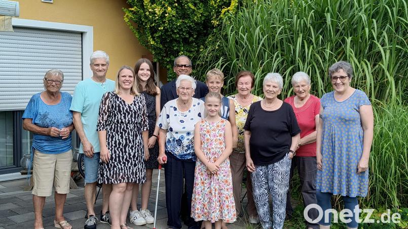 Ihren 90. Geburtstag feierte Anna Rustler (Mitte) in Bad Neualbenreuth. Dazu gratulierten neben der Familie auch Vertreter der Pfarrei und der Marktgemeinde. Bild: Marktgemeinde Bad Neualbenreuth/exb