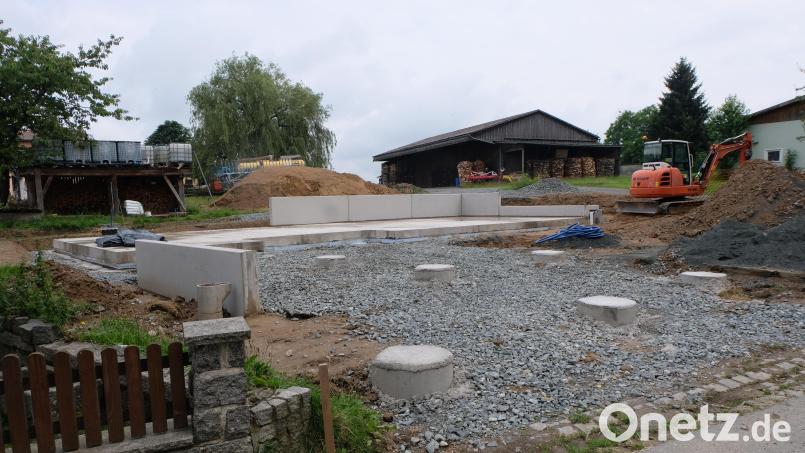 Die Bodenplatte des neuen Gemeinschaftshauses in Kalmreuth, dort wo vorher der „Bauwong“ stand, ist fertig. Errichtet wird ein Saal für bis zu 80 Personen, eine Küche, die als Nebenzimmer benützt werden kann. Wenn alles nach Plan läuft, soll das Haus als „Treff des Ortes“ bis Mai 2025 bezugsfertig sein. Bild: le