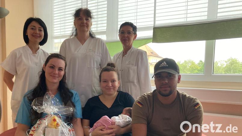 Strahlende Gesichter im Klinikum Fichtelgebirge: Im Bild von links Shoghik Janoyan, Angelika Levova, Carola Adam, Halina Dauer, Dr. Natalija Deuerling, Tobias Bergmann. Bild: Klinikum Fichtelgebirge/exb