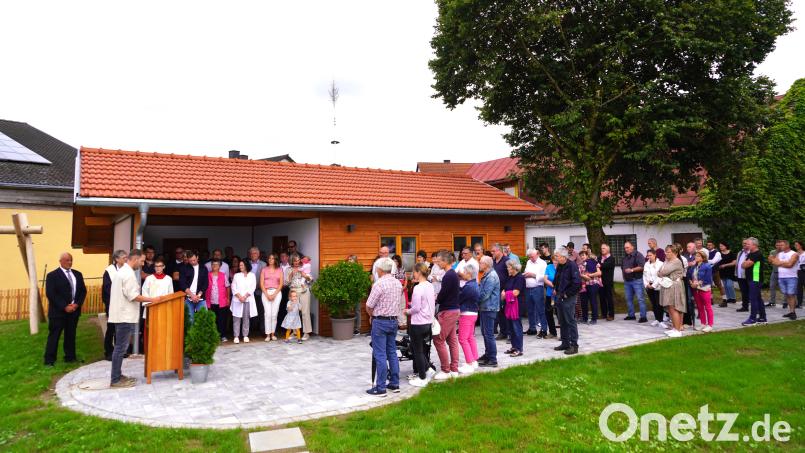 Thomas Schwab erläutert die Planungs- und Bauarbeiten am Dorfheisl aber auch am gesamten neuen Dorfzentrum. Bild: fvo