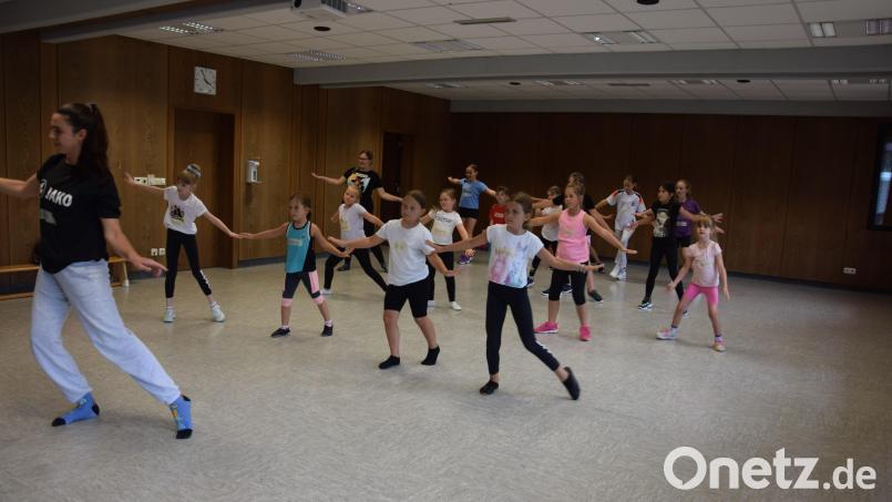 Mit Begeisterung waren die 16 Kinder beim Tanzworkshop in der Stadthalle dabei. Bild: Tanja Pflaum