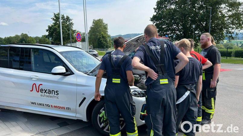 Was es bei einem Brand eines Elektrofahrzeuges zu beachten gibt, das lernen hier die Mitglieder der Feuerwehr Floß. Bild: Felix Müller, Feuerwehr Floß